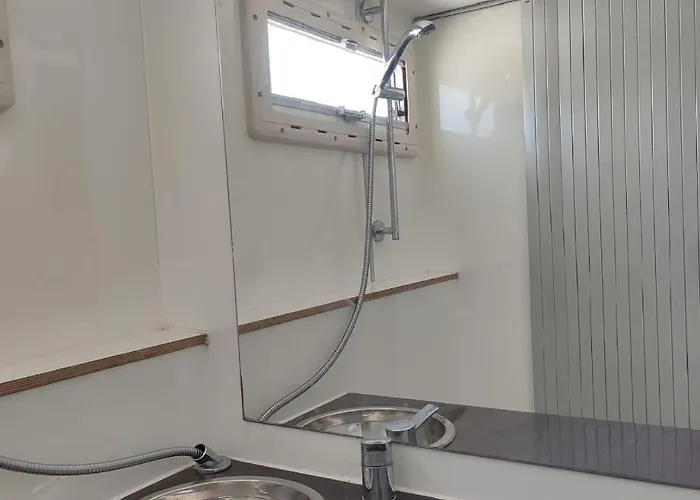 Autocaravana En El Centro De Bienestar Tfm