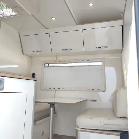 Autocaravana En El Centro De Bienestar Tfm *