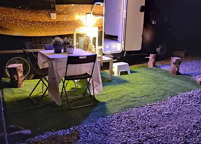 Autocaravana En El Centro De Bienestar Tfm 营地