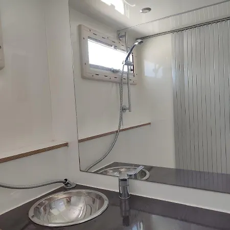 Autocaravana En El Centro De Bienestar Tfm